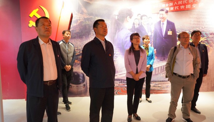 ���Ź�˾��չ���������ġ��м�ʹ�������⵳���˶� <br/> �� �������������������չ