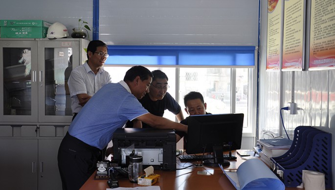 OG���˹ٷ���ίίԱ�����»���ϯ������ͬ־��չ�������������м�ʹ������������˶�